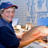 Frau mit Fisch